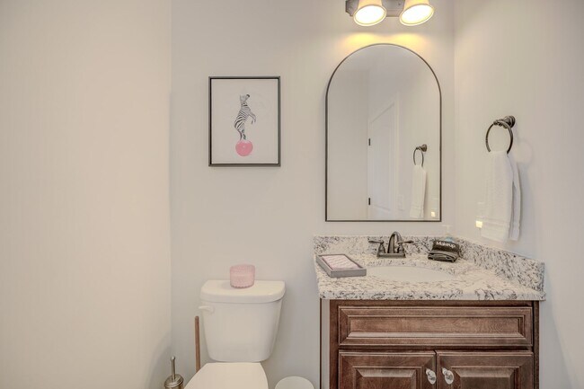 Building Photo - Fully Furnished, Short Term Rental, 1 Mont...
