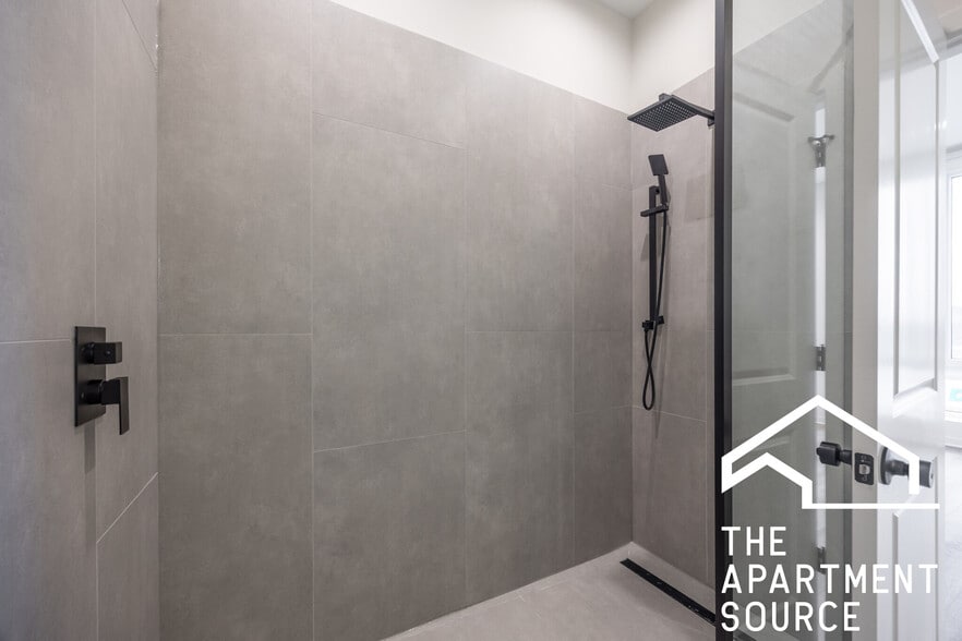 Building Photo - 3207 N Narragansett Ave