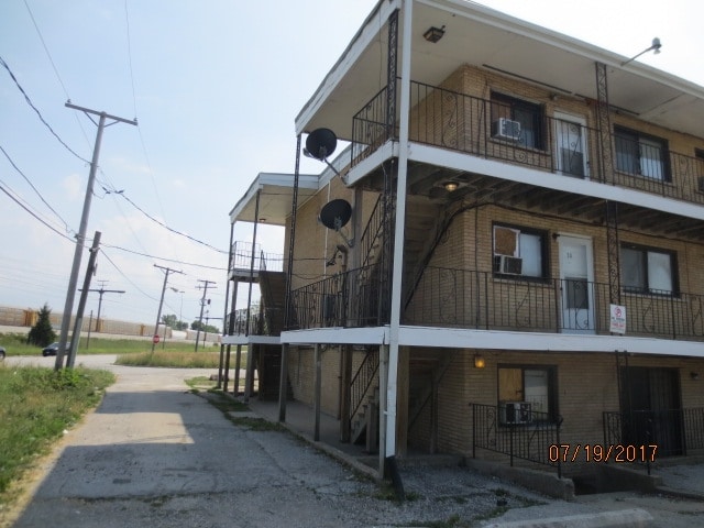 Building Photo - 15945 Lexington Ave