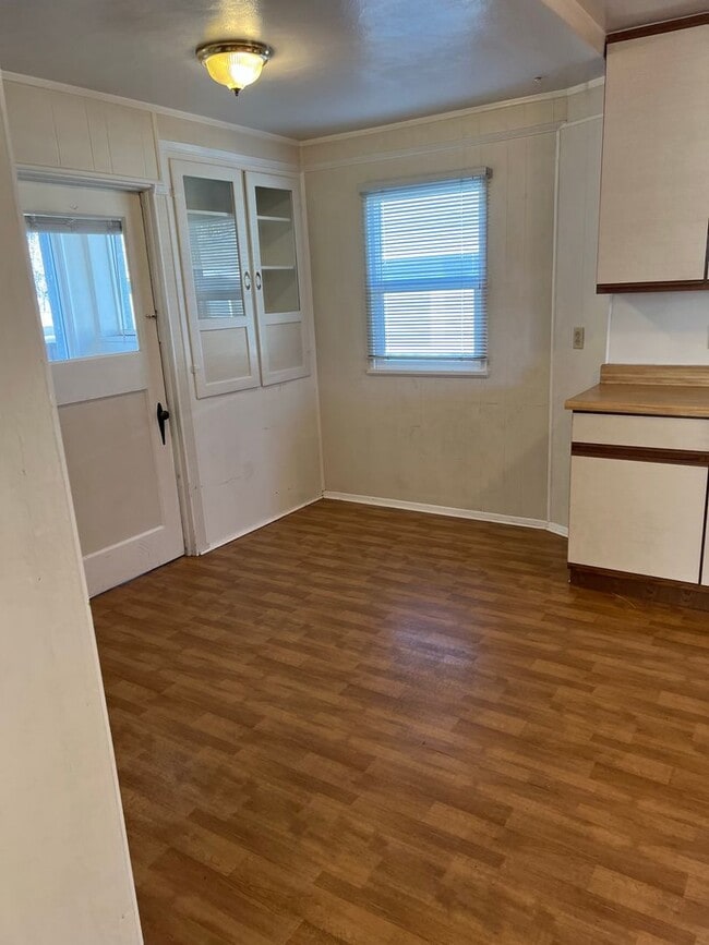 Building Photo - $1695.00 - Fenced Yard - Laminate Flooring...