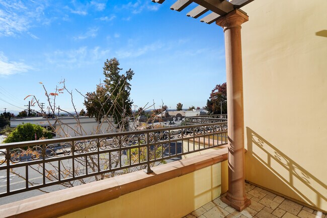 Building Photo - 985 N Michillinda Ave