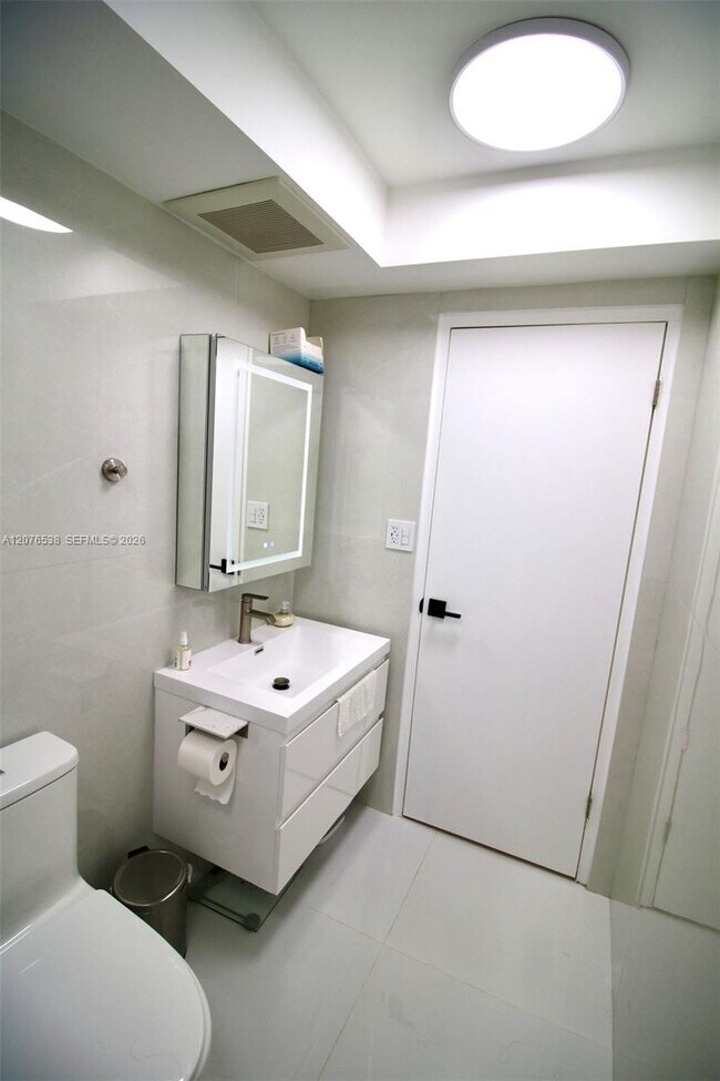 Building Photo - 1255 Collins Ave