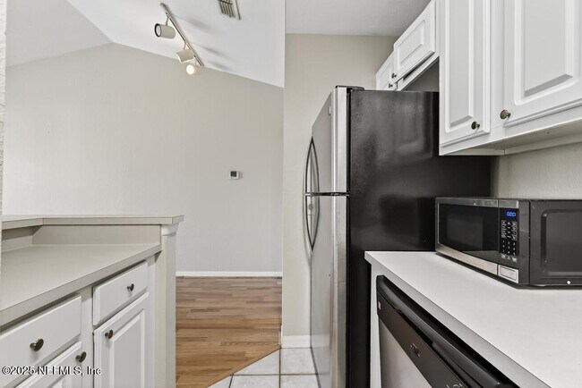 Building Photo - 13703 Richmond Park Dr N
