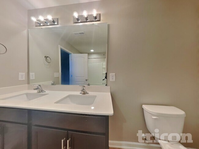 Building Photo - 572 Lakerun Dr