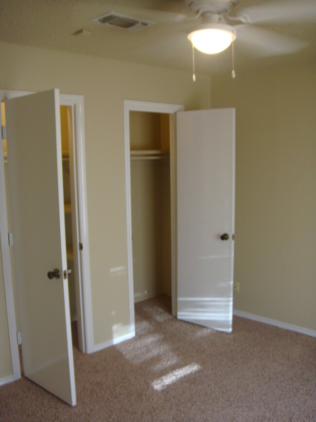 Building Photo - Pre-Leasing this Updated 3/2/2 Great Locat...