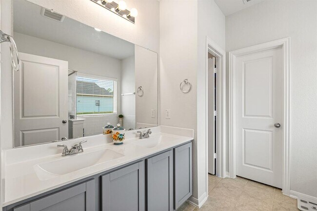 Building Photo - 5872 Strawflower Ln