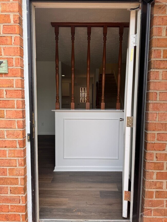 Building Photo - 3 Bedroom || 1.5 Bathroom Townhome
