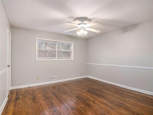 Building Photo - 3590 Cloudland Dr