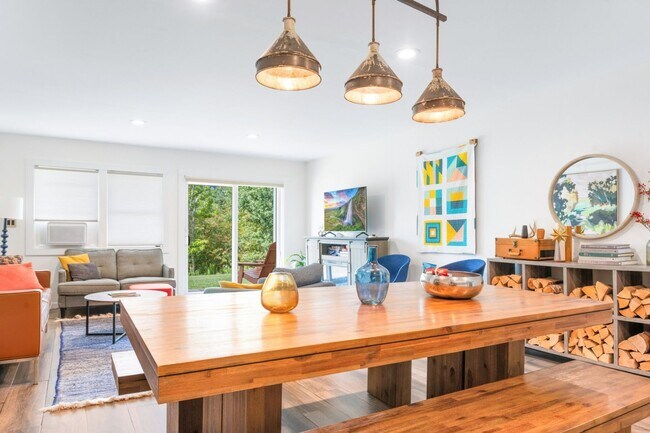 Building Photo - Charming 3BR House in Hunter