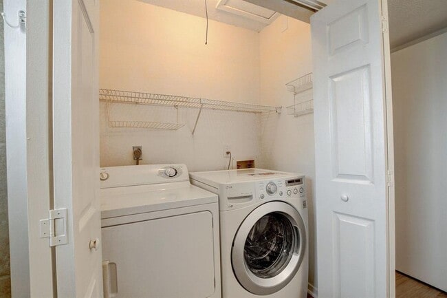 Building Photo - 1015 E Yager Ln