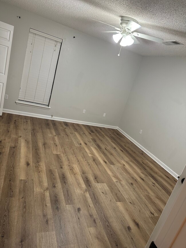 Building Photo - 14732 Hooper Rd