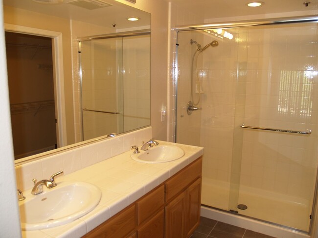 Building Photo - Private Street Entrance! Attached Garage! ...