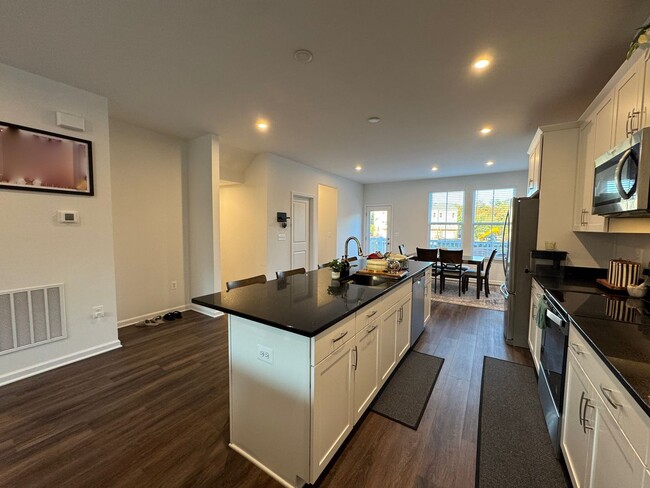 Building Photo - Modern 4 Bed 3.5 Bath Interior Townhome In...