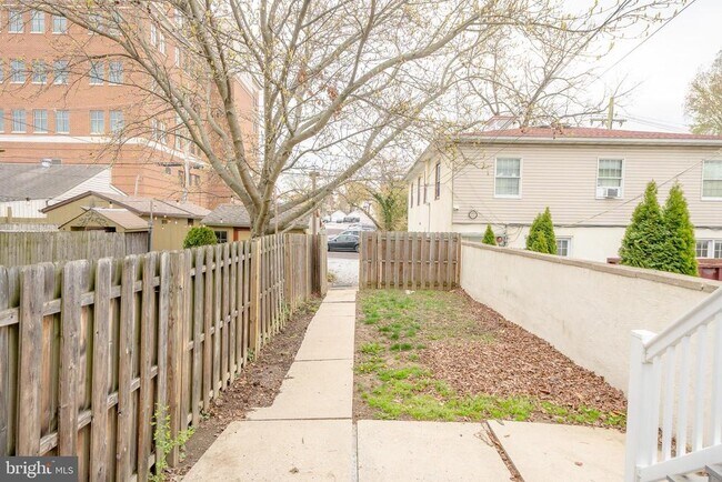 Building Photo - 340 W Gay St