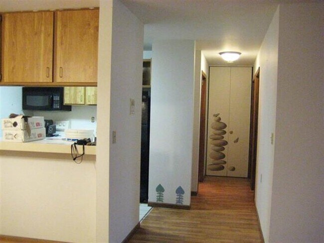 Building Photo - Spacious 2 bed 1 bathroom Condominium