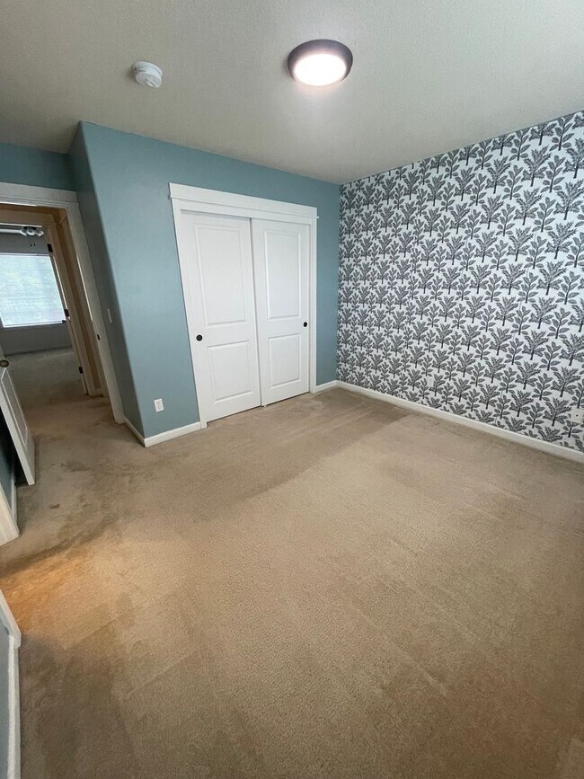 Building Photo - Gorgeous Pet Friendly Three Bedroom Home I...