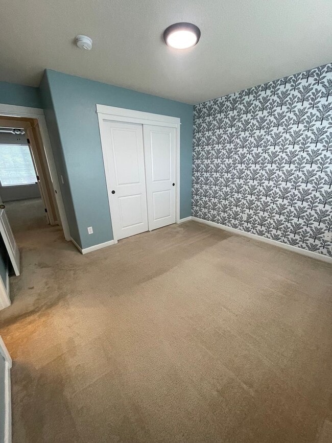 Building Photo - **MOVE IN SPECIAL?** Gorgeous Pet Friendly...