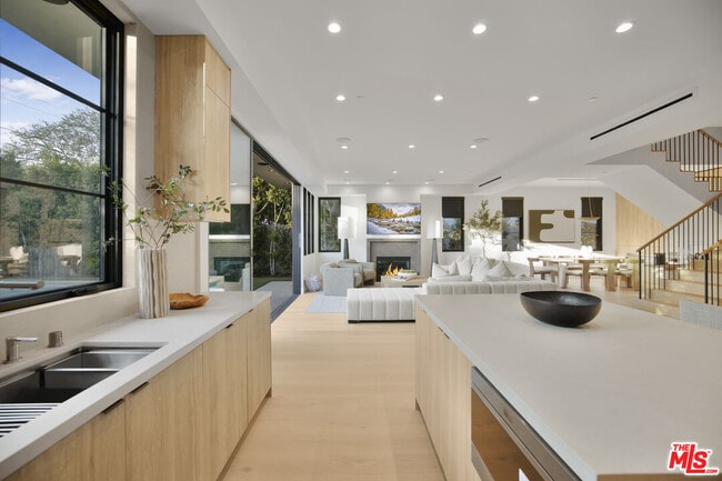 Building Photo - 4433 Kraft Ave