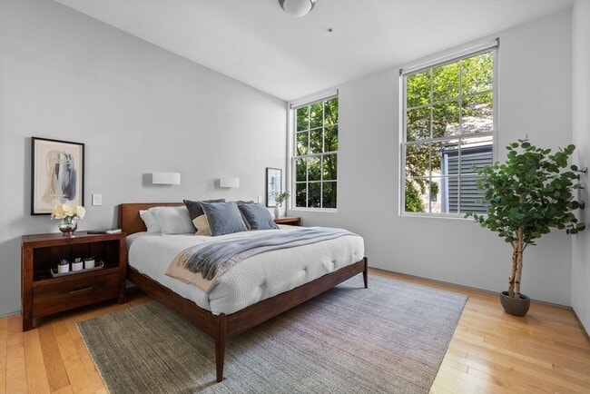 Building Photo - 618 E 2nd St