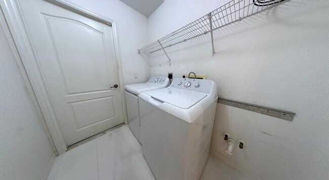 Building Photo - 3616 Spinner Ave