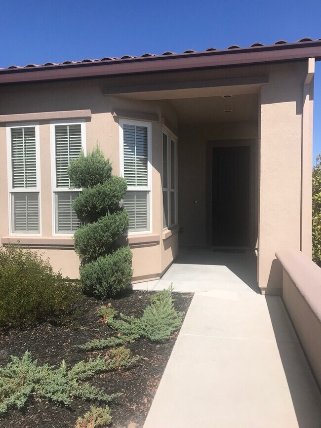 Building Photo - Charming 2 Bed 2 Bath - Trilogy at The Vineyards