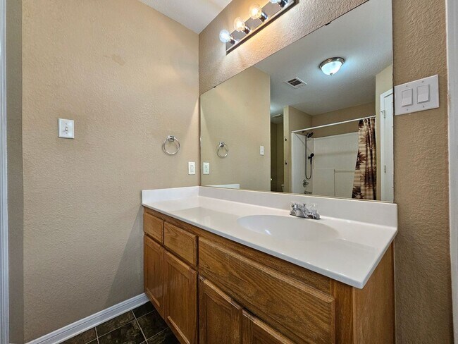 Building Photo - REDUCED RENT - AMAZING RENT SPECIAL & MOVE IN READY!