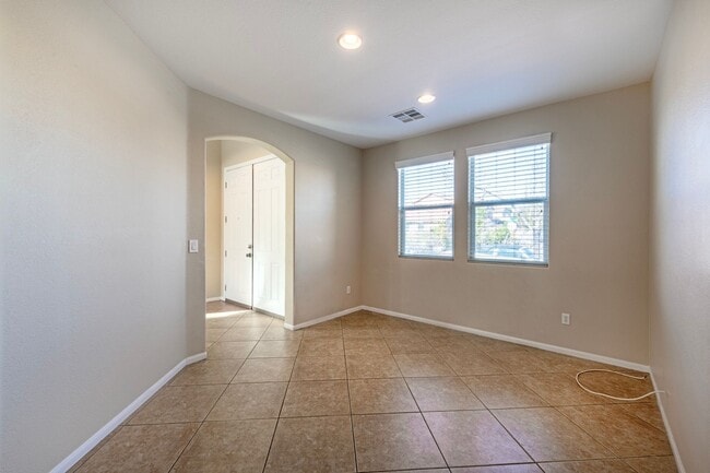 Building Photo - Southwest 5 bd 3 full bath with 2 car gara...