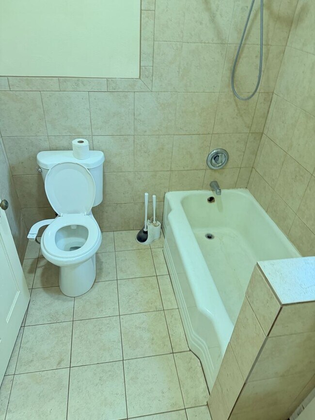 Building Photo - Large 2 bedroom 1 bath with bonus room