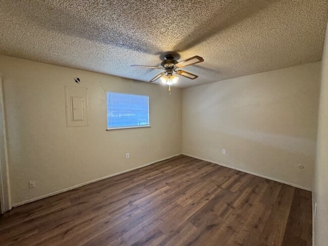 Building Photo - Spacious Newly Remodeled 3 Bed! Sandia Sch...