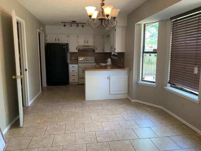 Building Photo - 1529 E 68th Pl