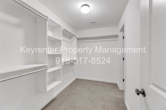 Building Photo - 7104 S Kalanchoe Ave