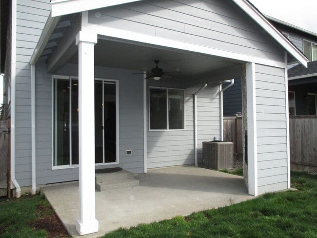 Building Photo - 3BD/2.5BA South Hill Puyallup Home - Stainless Appliances, Two Fireplaces & W/D Included
