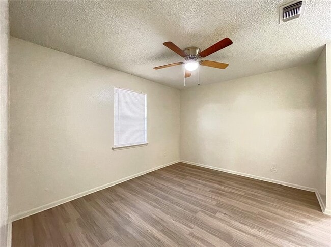 Building Photo - 904 N Meadows Dr
