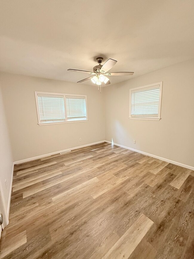 Building Photo - Ultra Open Floor Plan - Lots of New - Walk...