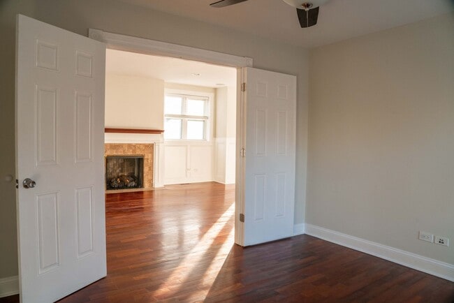 Building Photo - Gorgeous 5 Bedroom / 4 Full Bath Home along Chicago River