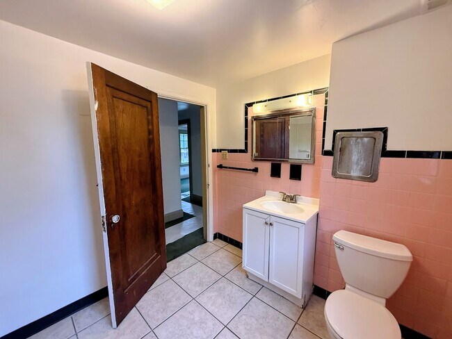 Building Photo - Four bedroom one bathroom home for rent