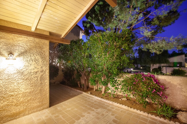 Building Photo - 451 E Vía Carisma