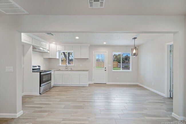 Building Photo - Charming Home Awaits: Spacious & Modern Li...