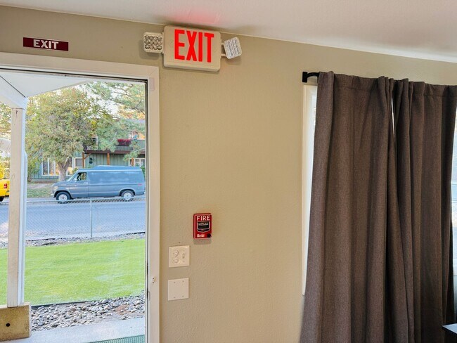 Building Photo - West End Location, Perfect for Daycare Cen...