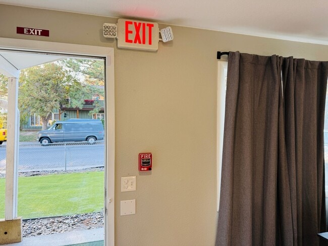 Building Photo - West End Location, Perfect for Daycare Center or Group Home