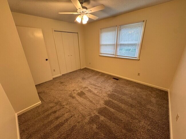 Building Photo - Adorable 2 bed 1 bath townhome! Short Dist...