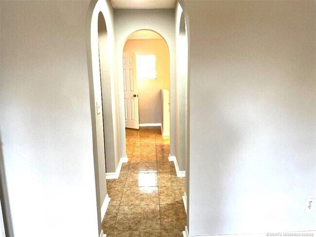 Building Photo - 1450 SW Paar Dr