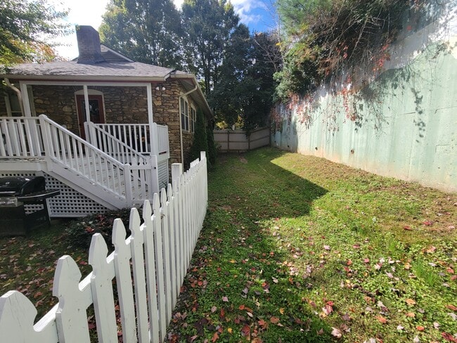 Building Photo - 33 Pigeon St