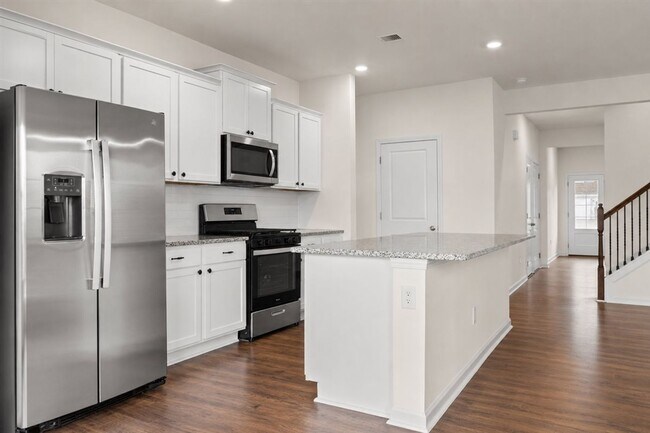 Building Photo - Modern 5 bedroom Home