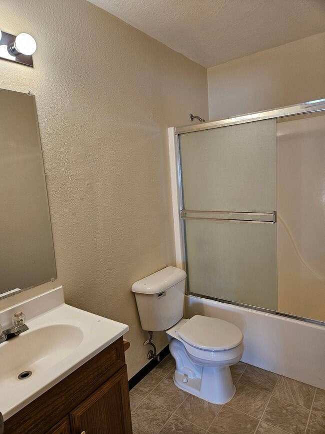 Building Photo - Clean Duplex