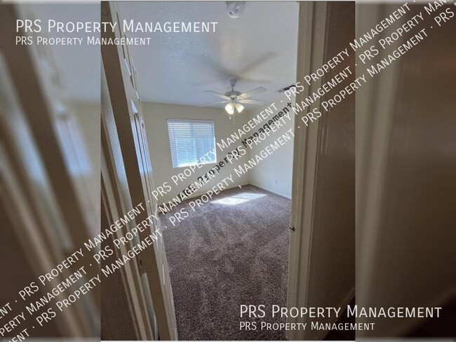 Building Photo - 818 W Silver Creek Rd