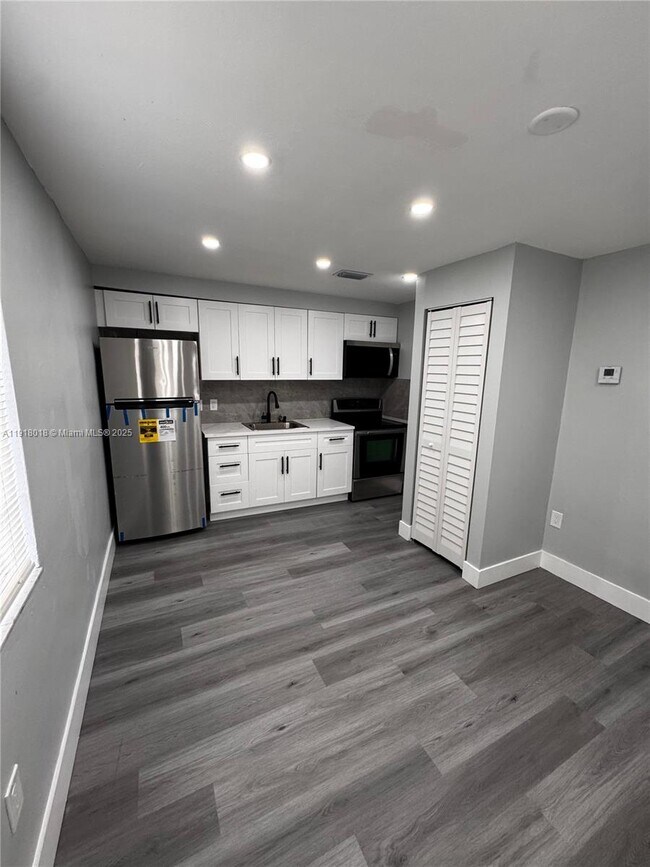 Building Photo - 3033 NW 32nd St