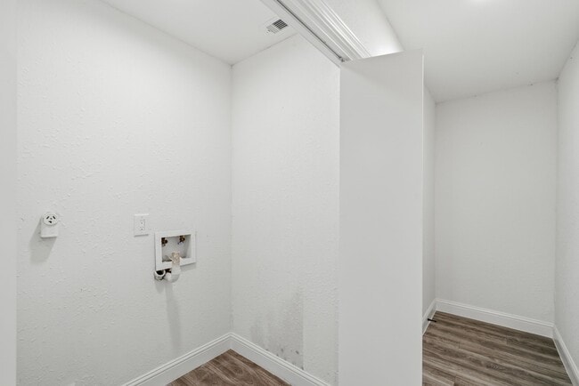 Building Photo - 10406 Broadstairs St