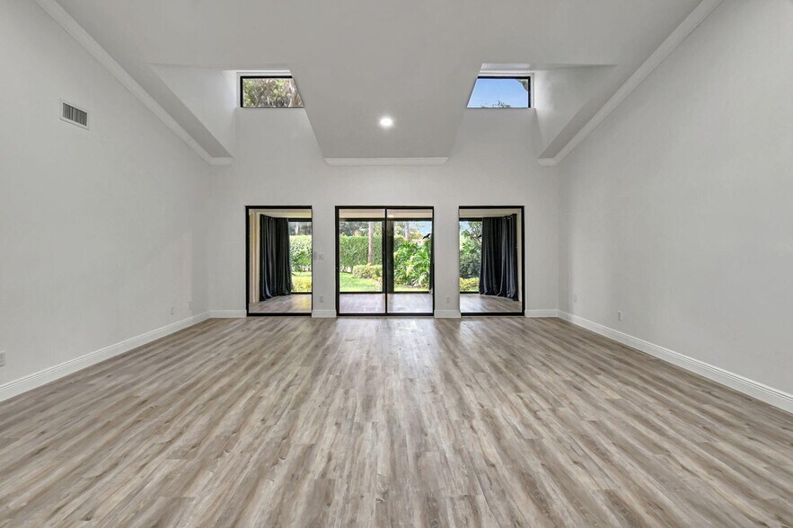 Building Photo - 4705 Fountains Dr S