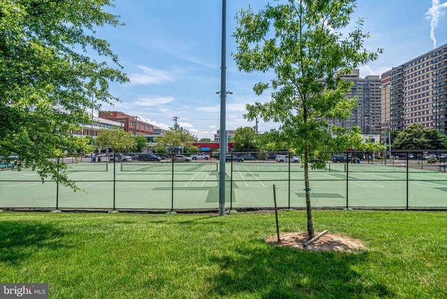 Building Photo - 910 Powhatan St